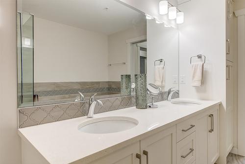 311-3865 Truswell Road, Kelowna, BC - Indoor Photo Showing Bathroom