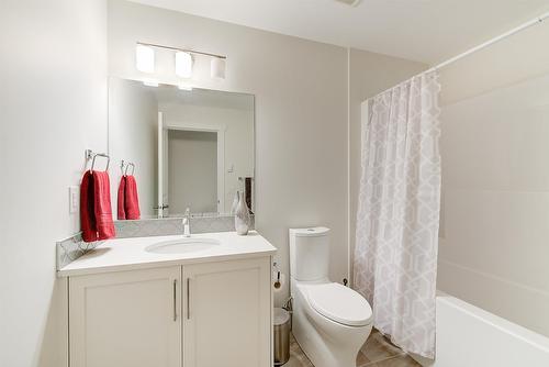 311-3865 Truswell Road, Kelowna, BC - Indoor Photo Showing Bathroom