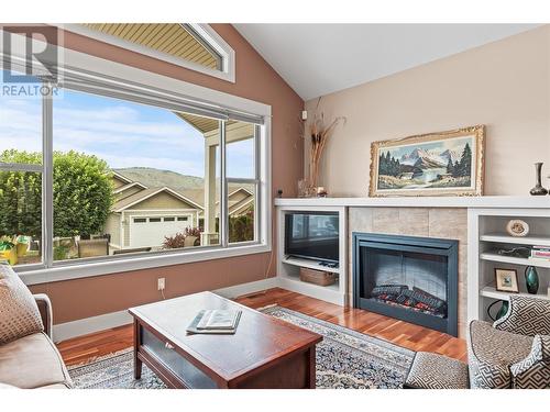 7760 Okanagan Landing Road Unit# 50, Vernon, BC - Indoor Photo Showing Living Room With Fireplace