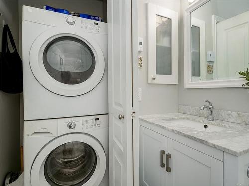 321-405 Quebec St, Victoria, BC - Indoor Photo Showing Laundry Room