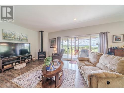 4162 Lac La Hache Stn Road, Lac La Hache, BC - Indoor Photo Showing Living Room