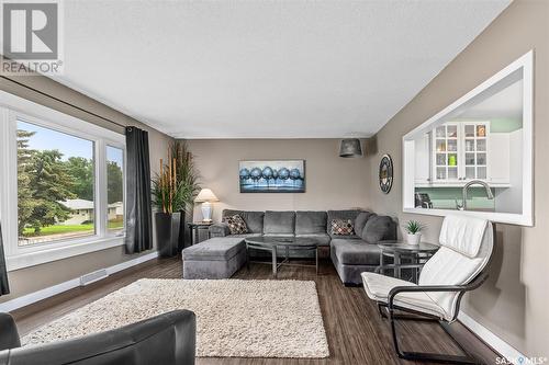 829 Vaughan Street Sw, Moose Jaw, SK - Indoor Photo Showing Living Room