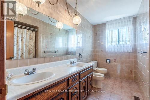 30 Pavarotti Court, Hamilton, ON - Indoor Photo Showing Bathroom