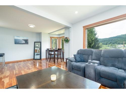 1887 Kootenay Lane, Fruitvale, BC - Indoor Photo Showing Living Room