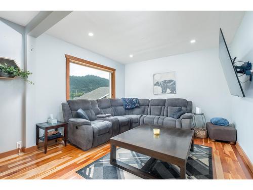 1887 Kootenay Lane, Fruitvale, BC - Indoor Photo Showing Living Room