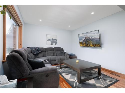 1887 Kootenay Lane, Fruitvale, BC - Indoor Photo Showing Living Room