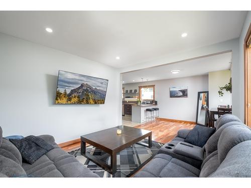 1887 Kootenay Lane, Fruitvale, BC - Indoor Photo Showing Living Room