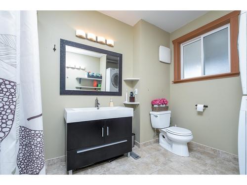 1887 Kootenay Lane, Fruitvale, BC - Indoor Photo Showing Bathroom