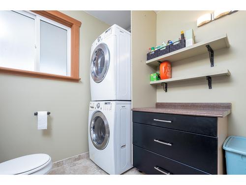 1887 Kootenay Lane, Fruitvale, BC - Indoor Photo Showing Laundry Room