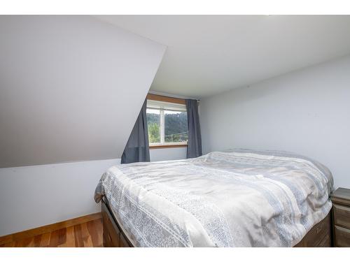 1887 Kootenay Lane, Fruitvale, BC - Indoor Photo Showing Bedroom