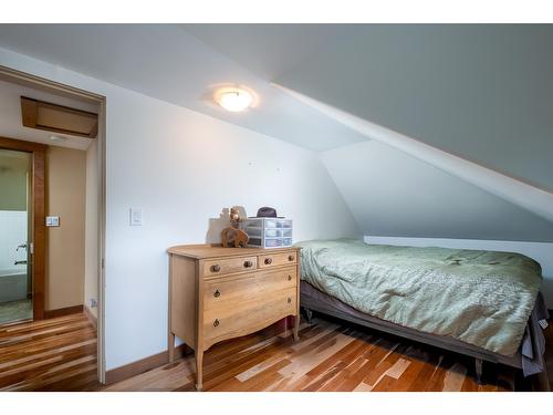 1887 Kootenay Lane, Fruitvale, BC - Indoor Photo Showing Bedroom