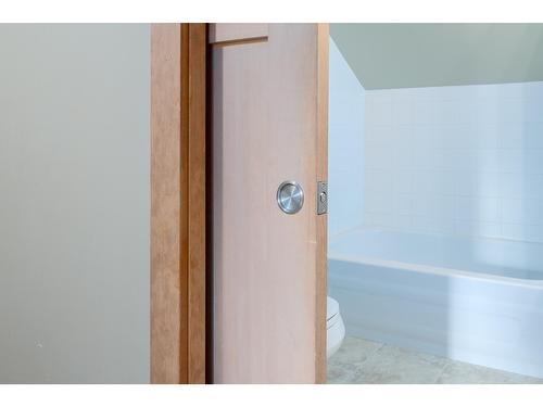 1887 Kootenay Lane, Fruitvale, BC - Indoor Photo Showing Bathroom