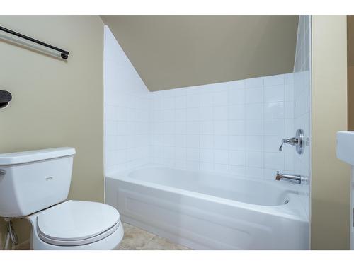 1887 Kootenay Lane, Fruitvale, BC - Indoor Photo Showing Bathroom