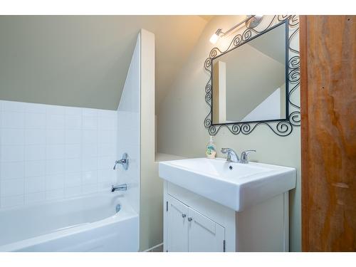 1887 Kootenay Lane, Fruitvale, BC - Indoor Photo Showing Bathroom