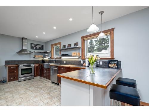 1887 Kootenay Lane, Fruitvale, BC - Indoor Photo Showing Kitchen