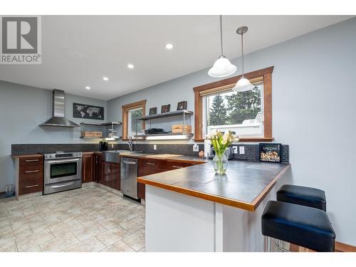 1887 Kootenay Lane, Fruitvale, BC - Indoor Photo Showing Kitchen