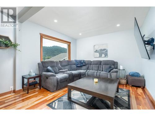 1887 Kootenay Lane, Fruitvale, BC - Indoor Photo Showing Living Room