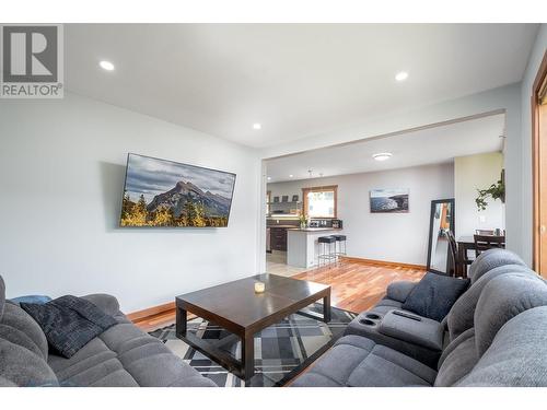 1887 Kootenay Lane, Fruitvale, BC - Indoor Photo Showing Living Room