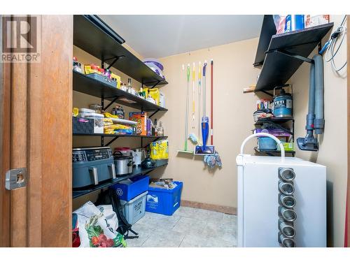 1887 Kootenay Lane, Fruitvale, BC - Indoor With Storage