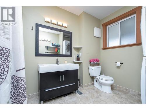 1887 Kootenay Lane, Fruitvale, BC - Indoor Photo Showing Bathroom