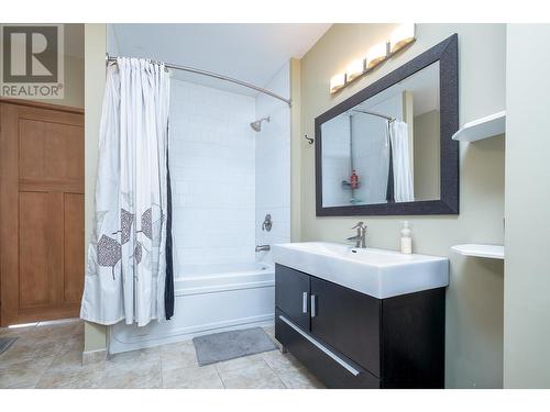 1887 Kootenay Lane, Fruitvale, BC - Indoor Photo Showing Bathroom