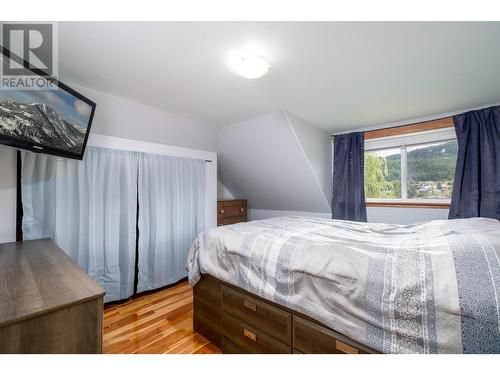 1887 Kootenay Lane, Fruitvale, BC - Indoor Photo Showing Bedroom