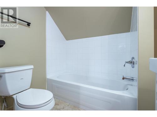 1887 Kootenay Lane, Fruitvale, BC - Indoor Photo Showing Bathroom