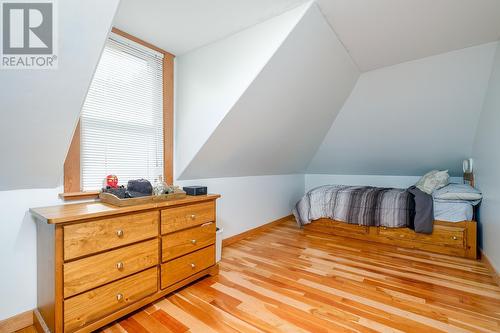 1887 Kootenay Lane, Fruitvale, BC - Indoor Photo Showing Bedroom