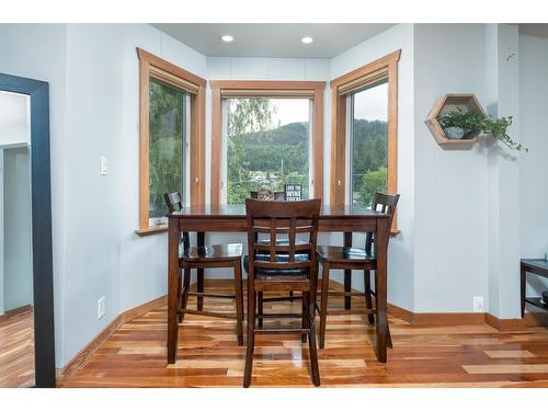 1887 Kootenay Lane, Fruitvale, BC - Indoor Photo Showing Dining Room