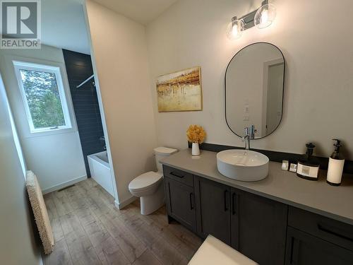 7078 White Tail Lane, Radium Hot Springs, BC - Indoor Photo Showing Bathroom