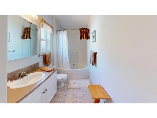 1012 11Th Avenue N, Creston, BC - Indoor Photo Showing Bathroom