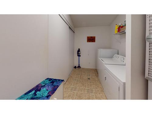 1012 11Th Avenue N, Creston, BC - Indoor Photo Showing Laundry Room