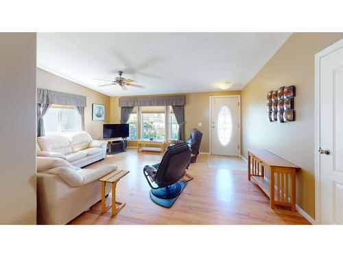 1012 11Th Avenue N, Creston, BC - Indoor Photo Showing Living Room