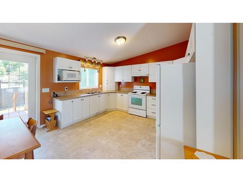 1012 11Th Avenue N, Creston, BC - Indoor Photo Showing Kitchen With Double Sink