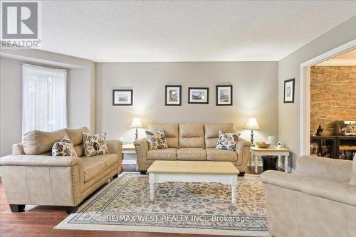 20 Iris Crescent, Brampton, ON - Indoor Photo Showing Living Room