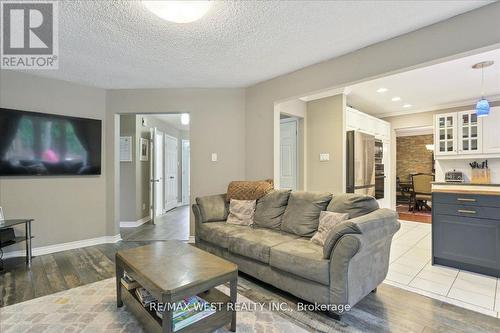 20 Iris Crescent, Brampton, ON - Indoor Photo Showing Living Room