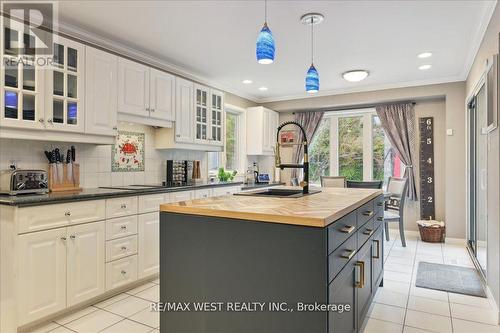 20 Iris Crescent, Brampton (Snelgrove), ON - Indoor Photo Showing Kitchen