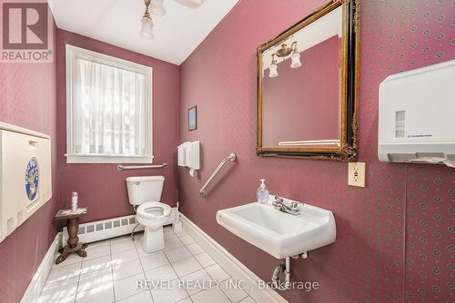 415 Regent Street, Niagara-On-The-Lake, ON - Indoor Photo Showing Bathroom
