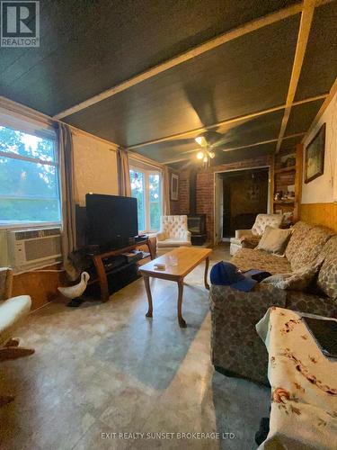 303 - 1802 County Rd 121, Kawartha Lakes, ON - Indoor Photo Showing Living Room