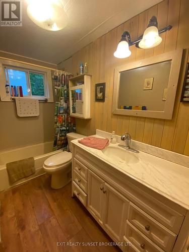 303 - 1802 County Rd 121, Kawartha Lakes, ON - Indoor Photo Showing Bathroom