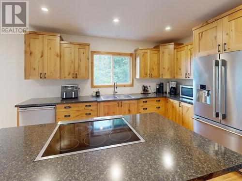 3638 Manitoba Ave, Powell River, BC - Indoor Photo Showing Kitchen