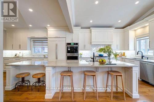 65 Jacob Way, Whitchurch-Stouffville, ON - Indoor Photo Showing Kitchen With Upgraded Kitchen