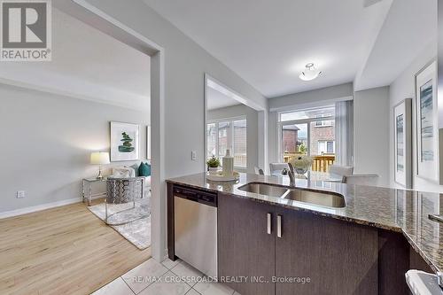 135 Knott End Crescent, Newmarket (Glenway Estates), ON - Indoor Photo Showing Kitchen With Double Sink