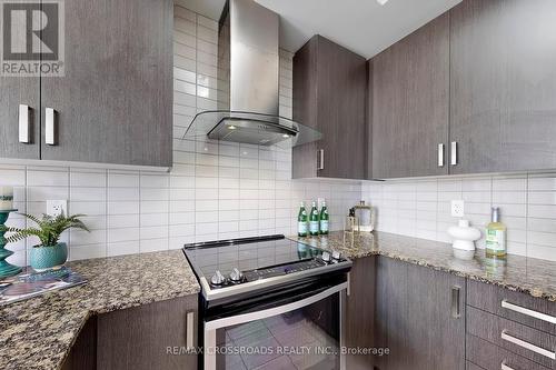 135 Knott End Crescent, Newmarket (Glenway Estates), ON - Indoor Photo Showing Kitchen With Upgraded Kitchen