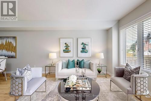 135 Knott End Crescent, Newmarket (Glenway Estates), ON - Indoor Photo Showing Living Room