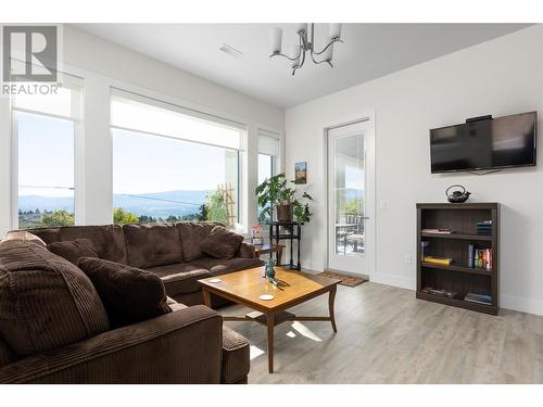 2822 Ourtoland Road, West Kelowna, BC - Indoor Photo Showing Living Room