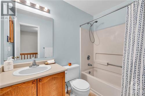 4 piece bathroom - 1548 Briarfield Crescent, Ottawa, ON - Indoor Photo Showing Bathroom