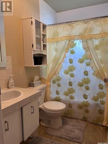 990 Hawthorne Crescent, Moose Jaw, SK - Indoor Photo Showing Bathroom
