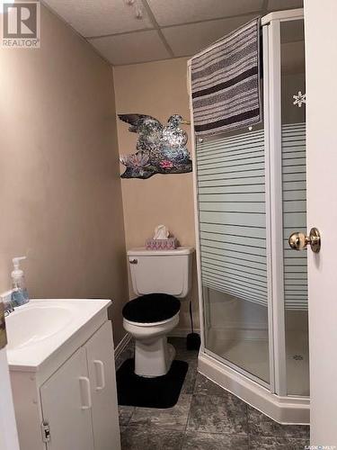 990 Hawthorne Crescent, Moose Jaw, SK - Indoor Photo Showing Bathroom