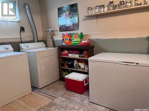 990 Hawthorne Crescent, Moose Jaw, SK - Indoor Photo Showing Laundry Room